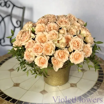 Заказать Небольшой белый букет с розами и орхидеями в вазе с доставкой в  Москве