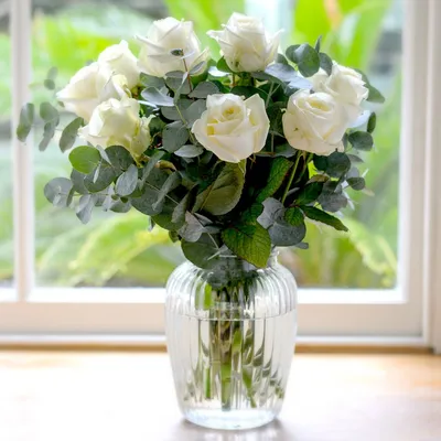Красивые белые розы в вазе стоковое фото. изображение насчитывающей  взорвать - 38671358