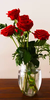 В красивой вазе стоит букет роз,…» — создано в Шедевруме