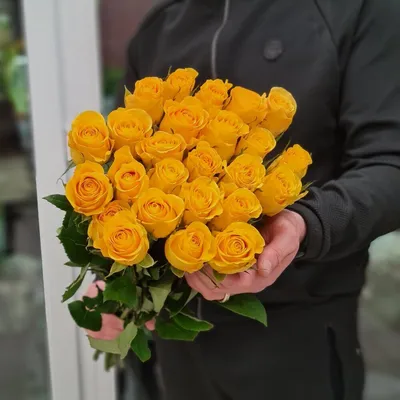 Желтые розы \"White Point\" - 29 шт за 7 290 руб. | Бесплатная доставка  цветов по Москве