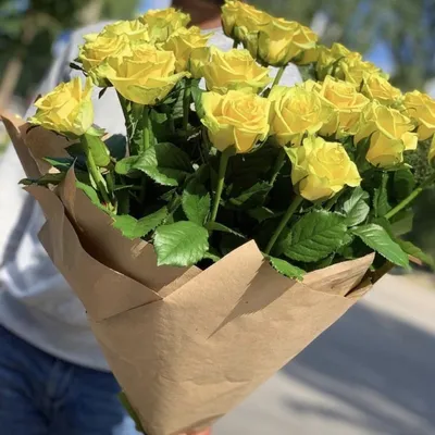 Купить желтые розы и ромашки по доступной цене с доставкой в Москве и  области в интернет-магазине Город Букетов