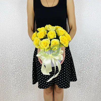 Желтые пионовидные розы в коробке «Пиони Баблз» 25 шт.