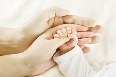 Руки мамы и папы имеют небольшие ноги их 2 новорожденных двух детей  Стоковое Изображение - изображение насчитывающей жара, семья: 161755641