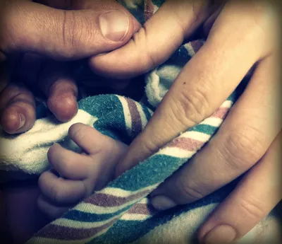Большая рука держит маленькую руку новорожденного новорожденного маленькая рука  матери и ребенка жест фотографии карта с изображением Фон И картинка для  бесплатной загрузки - Pngtree