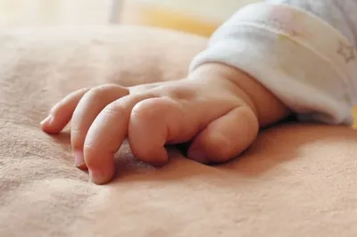 Руки родителей. ножки новорожденного в руках мамы и папы. ножки ребенка в  его руках. . фото высокого качества | Премиум Фото