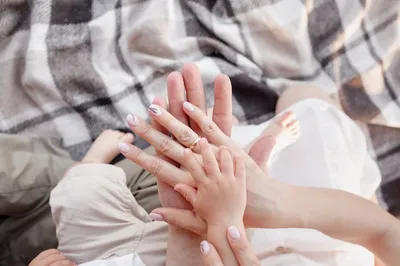 Руки новорожденного папы и мамы ребенка Стоковое Изображение - изображение  насчитывающей внимательность, малыш: 174923749