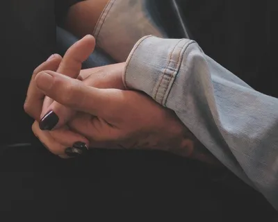 Пара влюбленных, держащихся за руки Стоковое Фото - изображение  насчитывающей конец, руки: 157612024