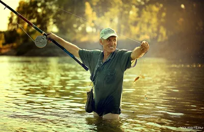 У рыбака есть рыба и длинная удочка, человек отдыхает и ловит рыбу на реке  счастливый бородатый рыбак в воде, имеющий | Премиум Фото