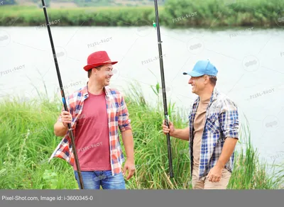 Хобби человека в клетчатой рубашке, спортивная рыбалка, рыбак с длинной  удочкой, хороший день, рыбалка в реке | Премиум Фото