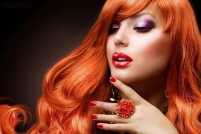 Девушка с веснушками и рыжими волосами | Премиум Фото