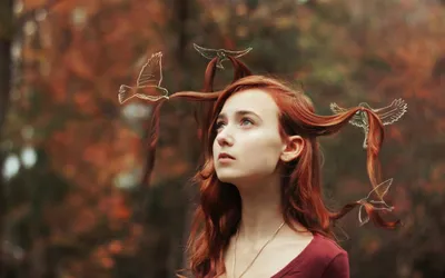 Фото Рыжая девушка в лесу ее волосы держат нарисованные птицы