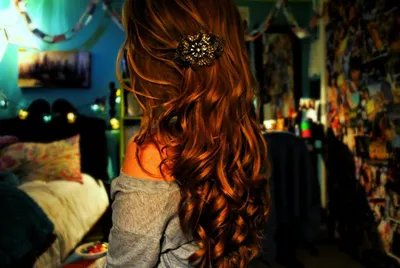 Фото с рыжей девушкой со спины #картинки#фото#девушка #спиной#со_спины#локоны#голливудские_локоны#рыжая | Укладка длинных волос,  Идеи причесок, Красота волос