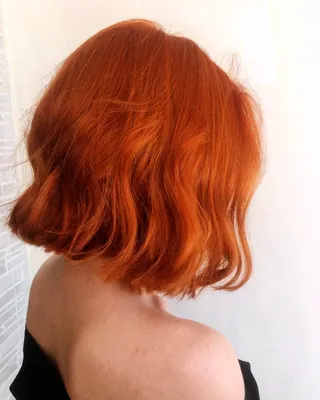 Девушка со спины с рыжими волосами…» — создано в Шедевруме