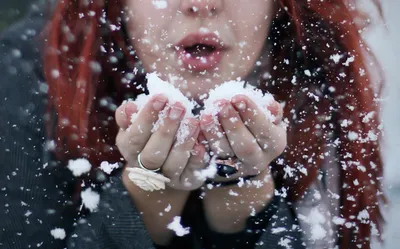 Российская зима, девушка с рыжими …» — создано в Шедевруме