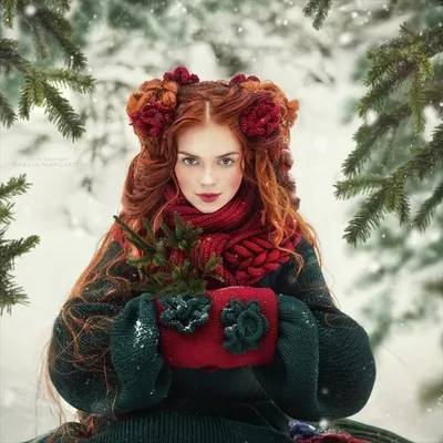 Скачать обои и картинки девушка, лицо, улыбка, рыжая, шапка, меховая, зима,  ветки, снег для рабочего стола в разрешении 1024x576