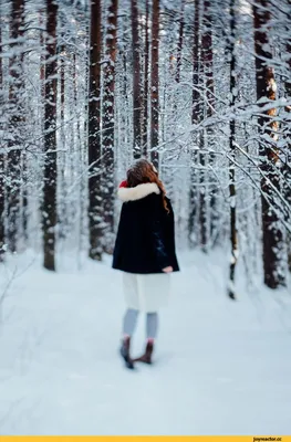 Грустная рыжая девушка сидит зимой на снегу в большом белом пустом  пространстве | Премиум Фото