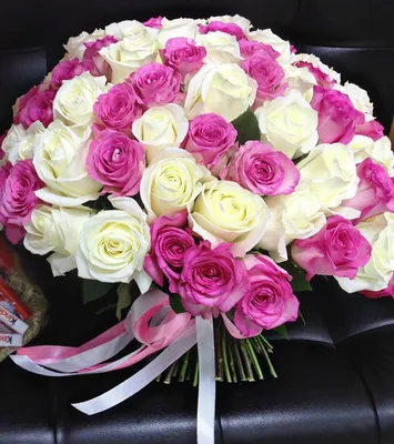 Букет 25 эквадорских розовых и белых роз - купить в Омске в цветочной  мастерской Лаванда