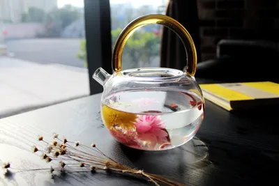 Чашка горячего чая и цветы жасмина Tilia травяной чай с цветами и липой  жасмин свежими Стоковое Изображение - изображение насчитывающей трава,  зеленый: 213379819