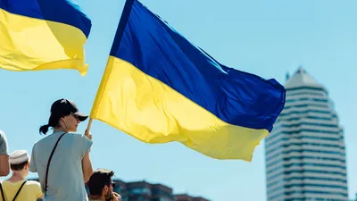 День украинского флага: в Киеве подняли самый большой флаг - портал  новостей LB.ua