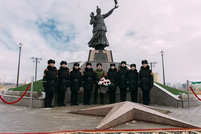 Состоялось возложение цветов к памятнику Матери в честь Дня матери в Якутии  | Государственное Собрание (Ил Тумэн) Республики Саха (Якутия)