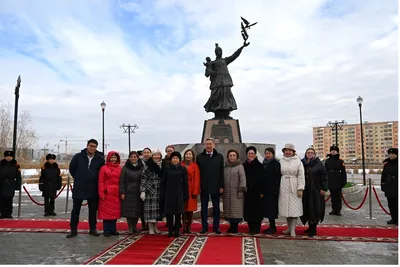 Якутяне возложили цветы к памятнику Матери - PrimaMedia.ru