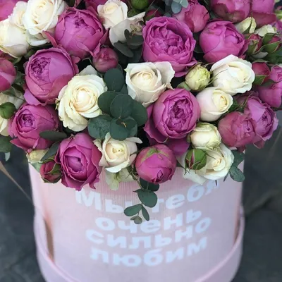 Подарочная коробка с фиолетовыми и белыми цветами и шаром-баблс с  индивидуальной надписью - купить в Москве | SharFun.ru