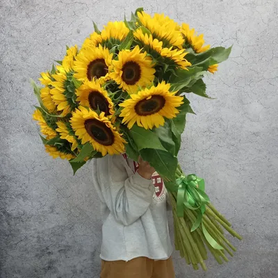 Букет из подсолнухов в шляпной коробке - заказать доставку цветов в Москве  от Leto Flowers