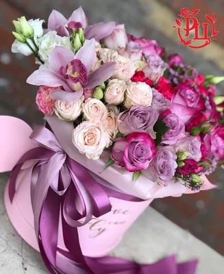 Купить цветы в коробке Киев, удобные условия доставки букетов, Лепестки
