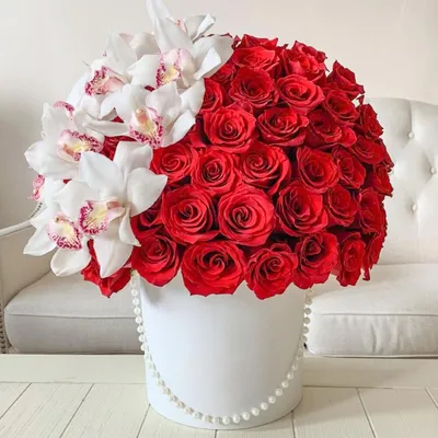Купить розовые кустовые розы в коробке по доступной цене с доставкой в  Москве и области в интернет-магазине Город Букетов