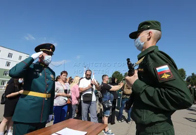 В Барнауле полицейские поздравили с Днем Победы труженицу тыла