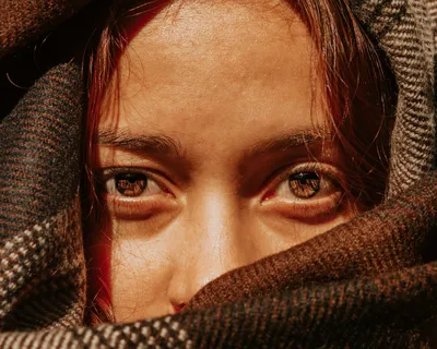 Фото эсмеральды с карими глазами, …» — создано в Шедевруме
