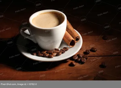 2 чашки горячего кофе с кофейными зернами на белой предпосылке Стоковое  Изображение - изображение насчитывающей верх, кофеин: 110318985