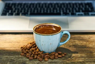 Чашка кофе с кофейными зернами на коричневом фоне :: Стоковая фотография ::  Pixel-Shot Studio