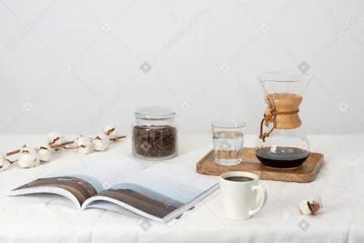белый десерт с кофейными зернами и чашкой кофе Stock-Foto | Adobe Stock