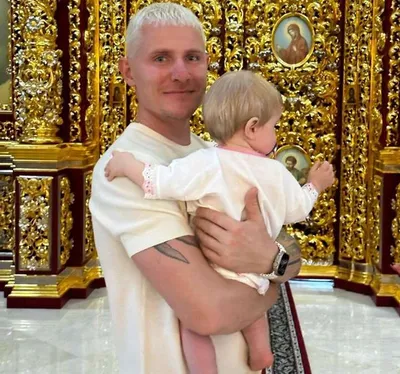 Даниил Медведев поделился фото с крещения дочери 🥰 Крестным отцом Алисы  стал Андрей Рублев 😊 | Instagram