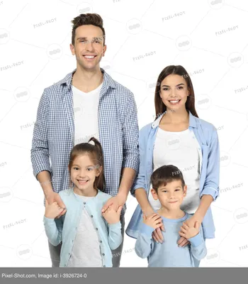 Счастливая молодая семья с маленькими детьми щекоча на диване Стоковое  Изображение - изображение насчитывающей концепция, жить: 187740017