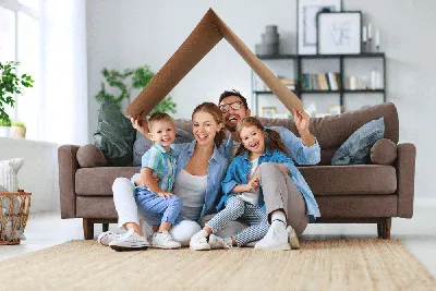 Портрет счастливой семьи с маленькими детьми на белом фоне :: Стоковая  фотография :: Pixel-Shot Studio