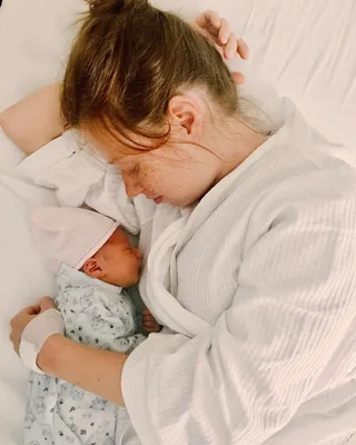 Роузи Хантингтон-Уайтли показала первое фото новорожденной дочки