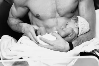 Жена Зинченко показала фото с новорожденной дочкой - iSport.ua