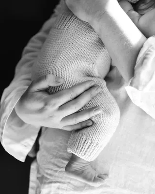 В модельной позе: Джиджи Хадид поделилась новыми фото с новорожденной дочкой