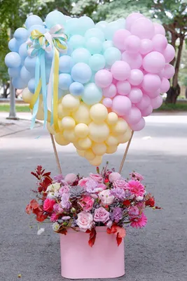 Букеты с воздушными шарами и цветами - 80 фото