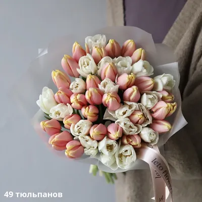 Купить Букет из 39 разноцветных тюльпанов в дизайнерской упаковке с  доставкой по Санкт-Петербургу. Цветы - Тюльпаны. Цена 6050.00 руб.