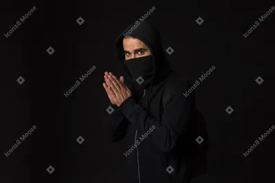Фото Хакер с закрытым лицом стоит в темноте со сложенными руками