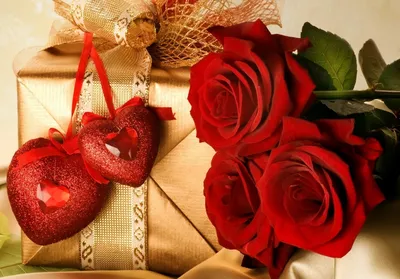 красные розы с сердечками и конфетами на столе, скачать валентинку,  скачать, валентинка фон картинки и Фото для бесплатной загрузки