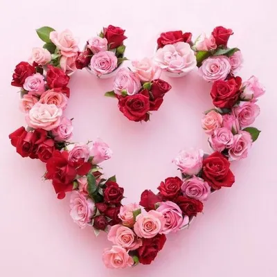 Корзина с цветами на 8 марта, розы, сердечки