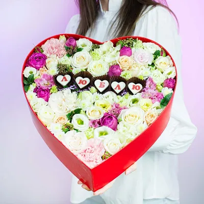 Сердце из роз в красной коробке с шоколадом Мамочке в СПб. Цветы для  влюбленных сердец.