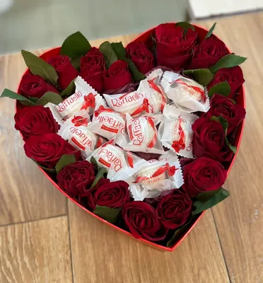 Белые розы с синей окантовкой и датой - сердце за 11 390 руб. | Бесплатная  доставка цветов по Москве