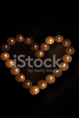 Сердце составленное свечей, на том основании, на ноче Стоковое Фото -  изображение насчитывающей романтично, жизнь: 110171912