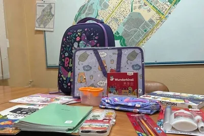 белый фон 3d визуализация школьных принадлежностей заполненный рюкзак,  школьные предметы, школьные принадлежности, школьный рюкзак фон картинки и  Фото для бесплатной загрузки