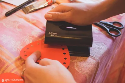 Игрушка-шнуровка для ребёнка своими руками. Как шить развивающую книжку из  фетра и ткани?! - YouTube